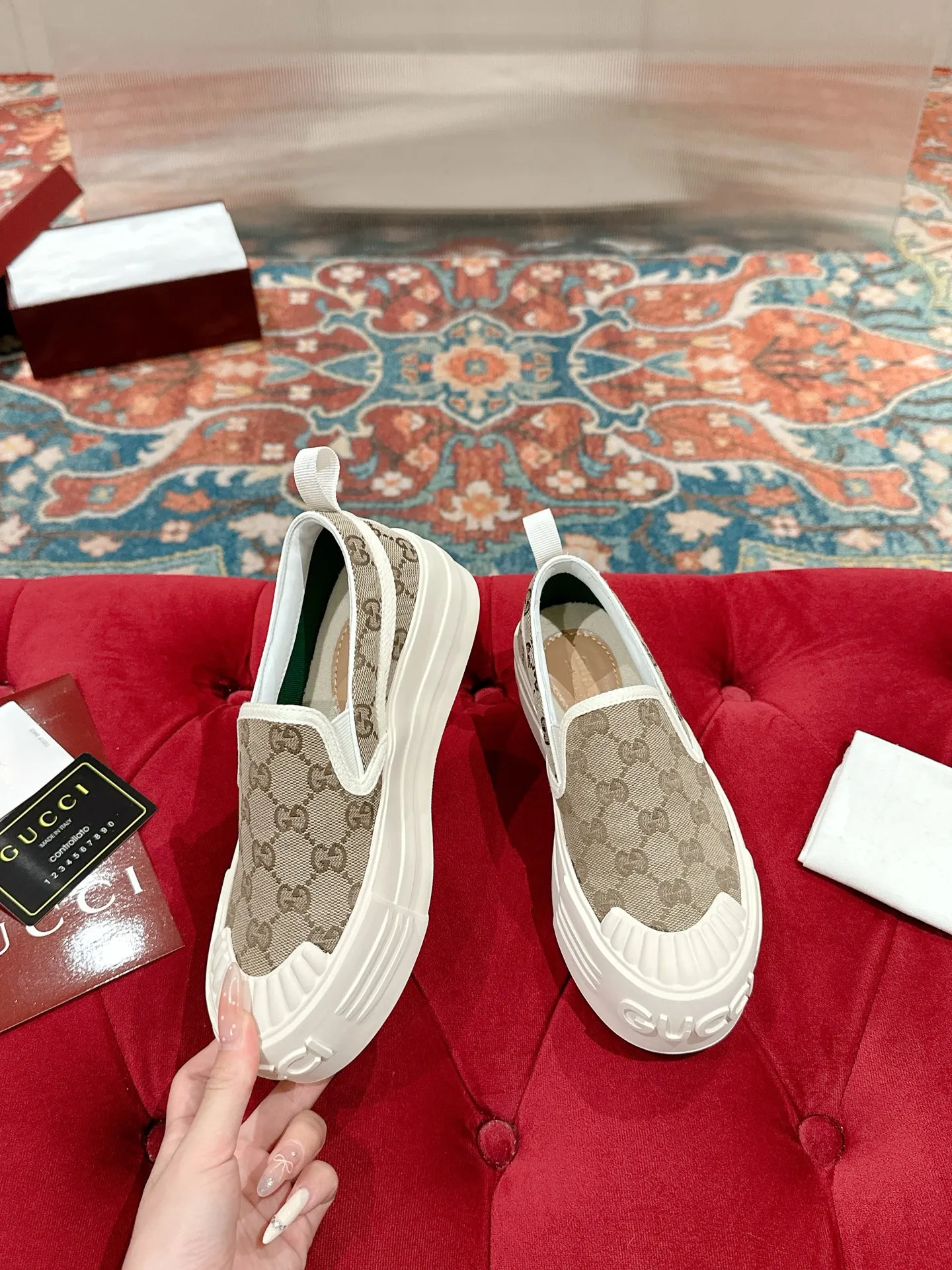 👟👟Ex-factory price 520👟👟 Women's models are new🆕 Arrival Gucci tennis 1977 classic Loft series canvas shoes... 2025 hot recommended model, G+1977×Disney cooperation series... GG canvas is made of finished products and incorporates brand elements. The retro style is rich, the classics and feelings are perfect for recall! Each color fabric developed by the original version is customized by the original version, and we pursue the ultimate in large-scale products! Market-level top version ⚠ Fabric: Customized GG cloth electric embroidery/5D washed distressed canvas Lining: Customized terry cloth lining (the feet are fitted and cannot be disassembled) Outsole: Original molded TPU two-color outsole Size: 35-40 (41 customized)
